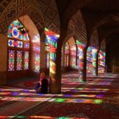 ステンドグラスと朝の光の優美な共演―ピンクモスク(イラン)