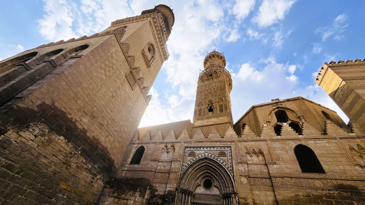 中世イスラムにタイムスリップ‼ カイロ旧市街の隠れ名所「al Muizz 通り」で歴史散歩 1 ムアイッズ通り