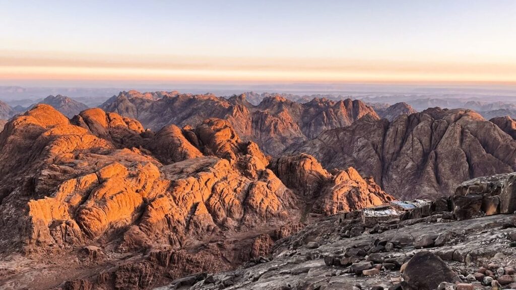 シナイ山山頂から望むシナイ山脈。赤く染まる岩山が連なるエジプト・シナイ半島の絶景